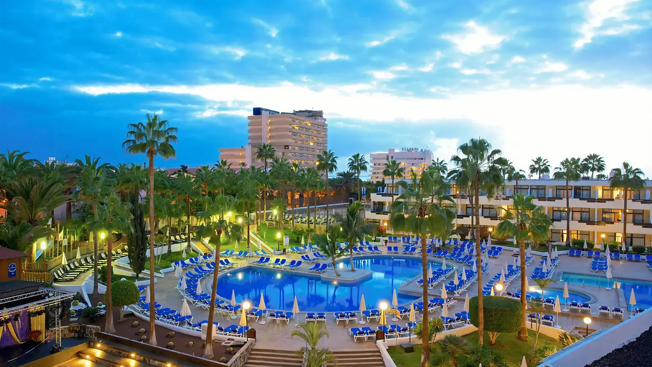 Widok na kompleks basenów w Iberostar Waves Las Dalias