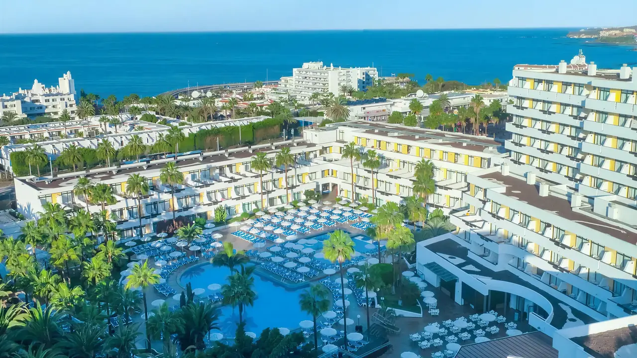 Widok na kompleks Iberostar Waves Las Dalias z basenami