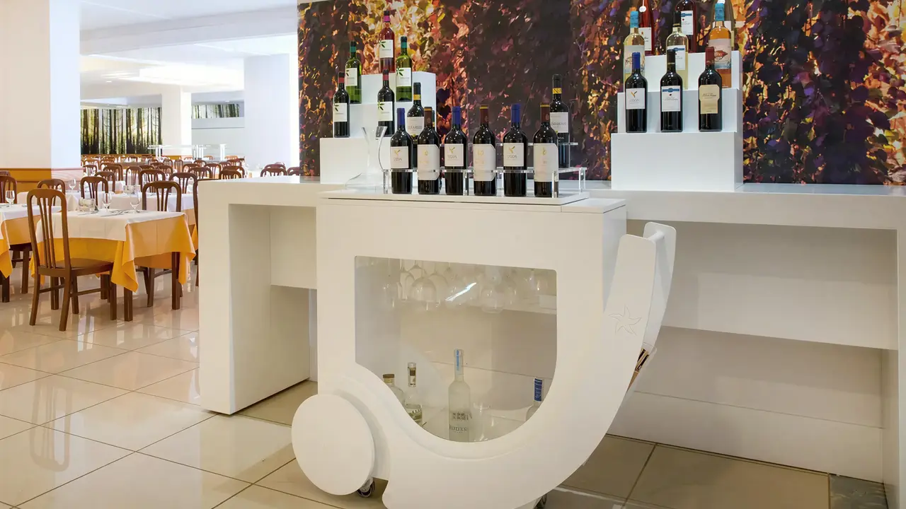 Stół z winami w restauracji Iberostar Waves Las Dalias