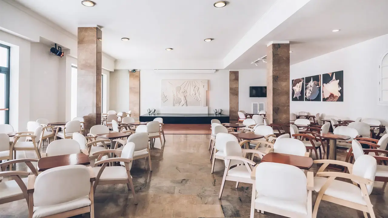 Sala z niską sceną w Iberostar Waves Las Dalias