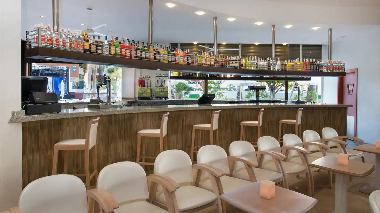 Nowoczesny bar z wysokimi krzesłami w Iberostar Waves Las Dalias