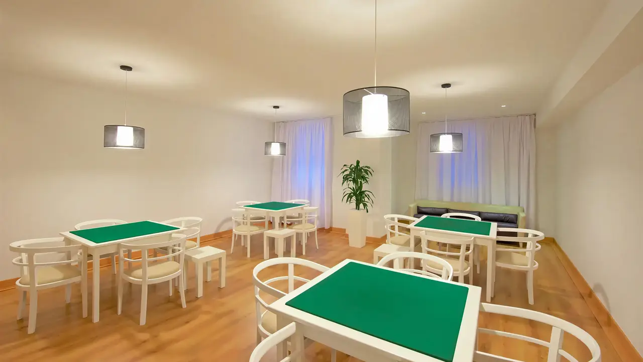 Sala gier w Iberostar Waves Las Dalias z białymi stołami