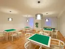 Sala gier w Iberostar Waves Las Dalias z białymi stołami