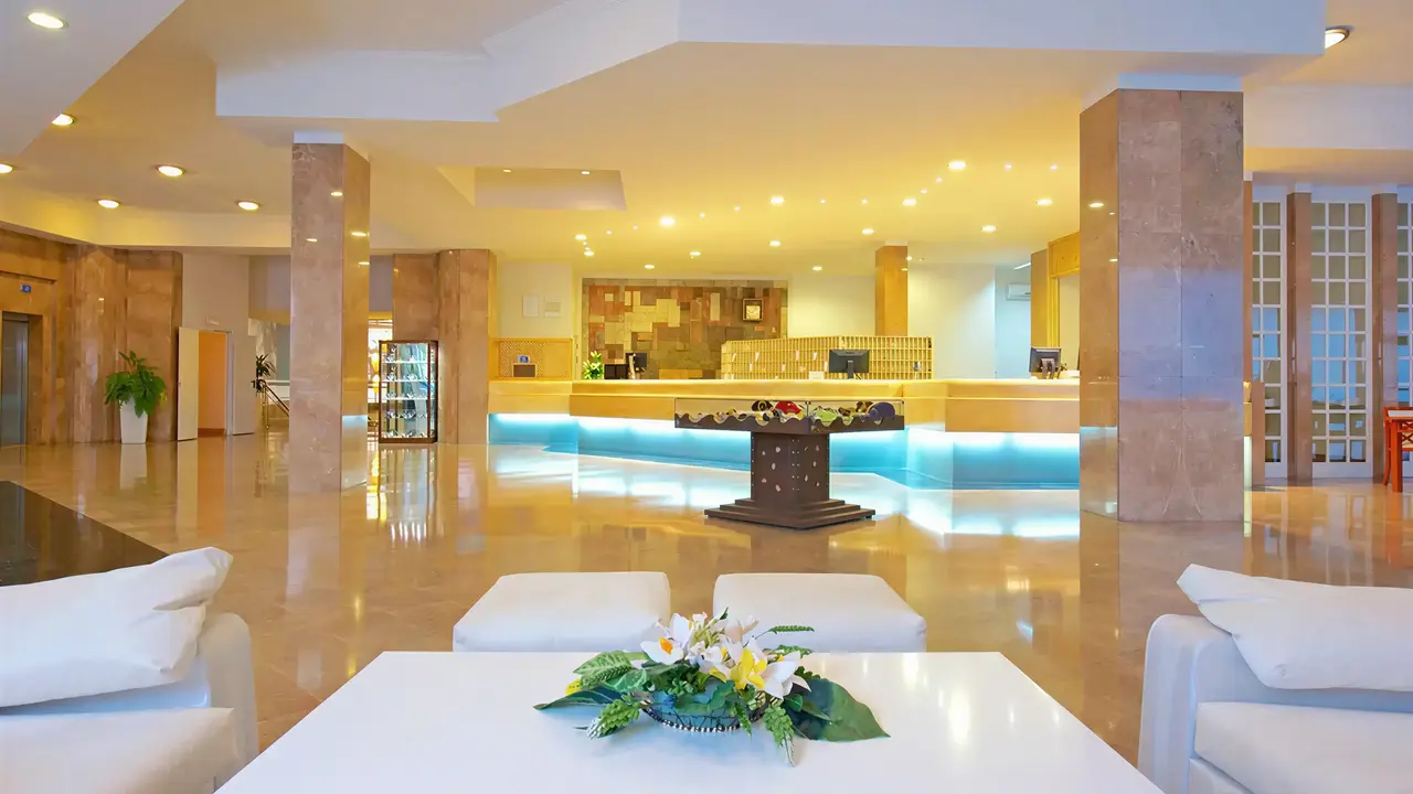 Nowoczesna recepcja i lobby w Iberostar Waves Las Dalias