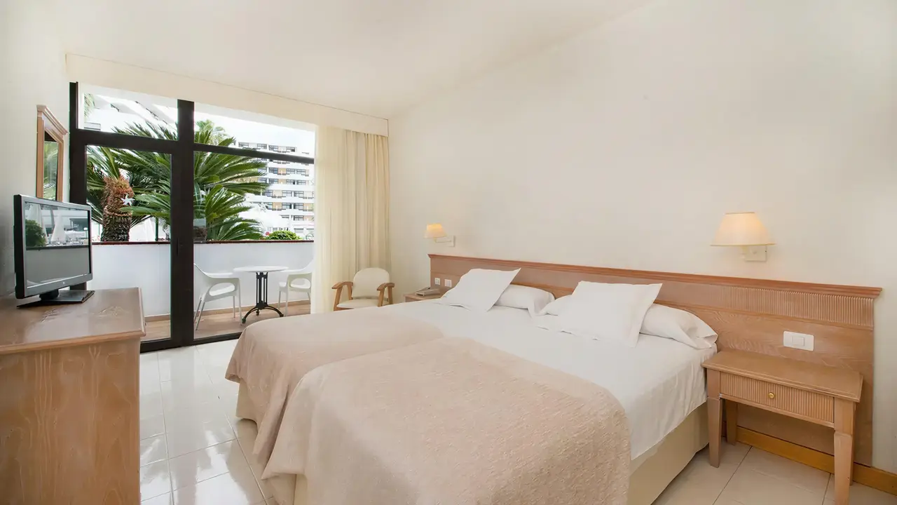 Pokój z łóżkami w Iberostar Waves Las Dalias