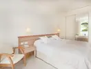 Jasna sypialnia z białym łóżkiem w Iberostar Waves Las Dalias