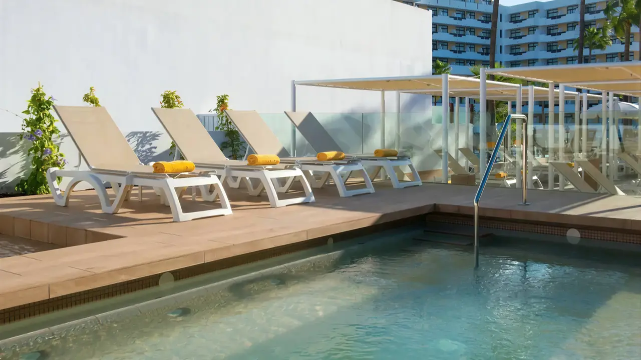 Basen i leżaki w Iberostar Waves Las Dalias