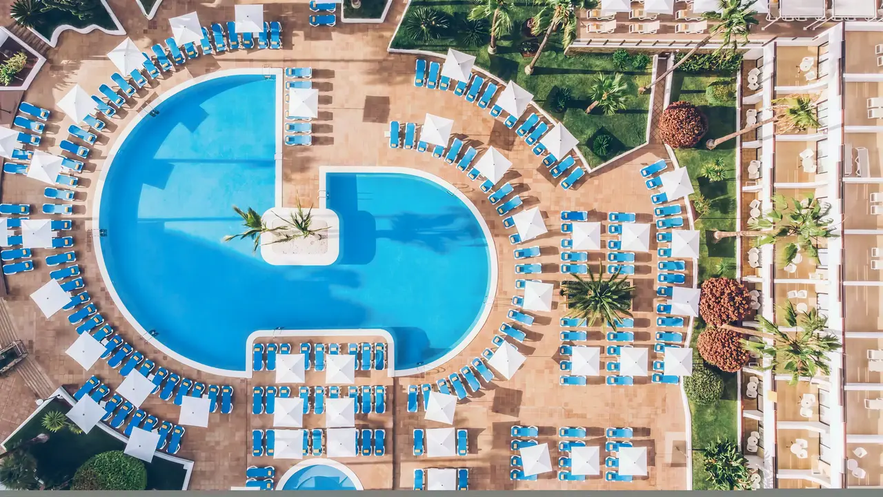 Widok z góry na kompleks basenów Iberostar Waves Las Dalias