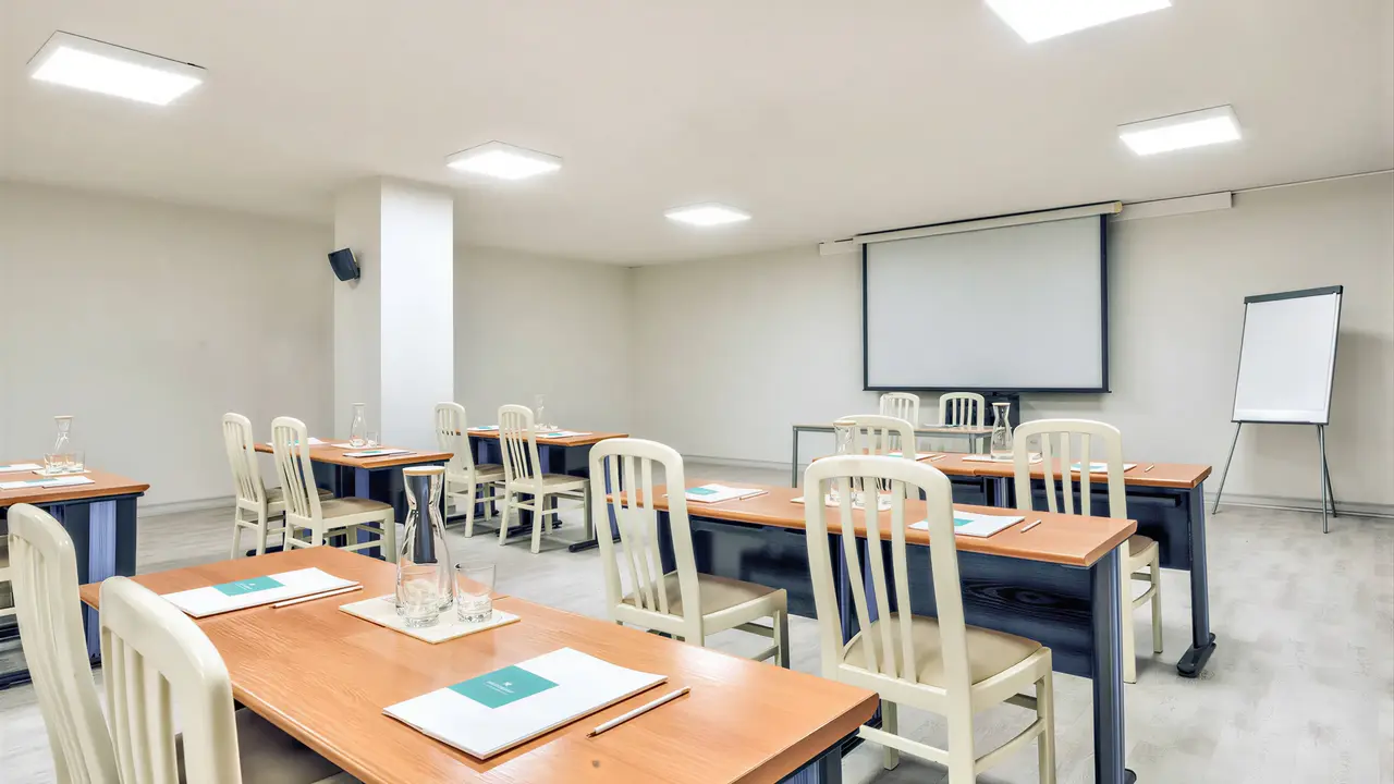 Sala konferencyjna w Iberostar Waves Las Dalias z rzędem stołów