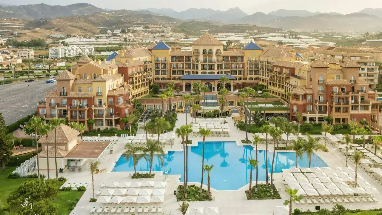 Panorama kompleksu Iberostar Waves Malaga Playa z basenami i budynkami