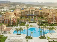 Panorama kompleksu Iberostar Waves Malaga Playa z basenami i budynkami