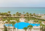 Widok na kompleks Iberostar Waves Malaga Playa z basenami i plażą