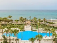 Widok na kompleks Iberostar Waves Malaga Playa z basenami i plażą