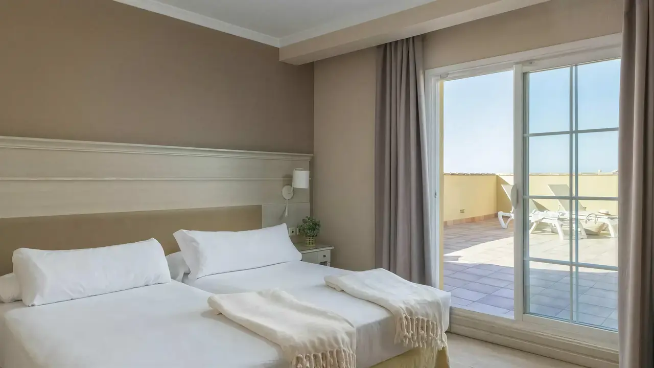 Pokój z łóżkami i tarasem w Iberostar Waves Malaga Playa