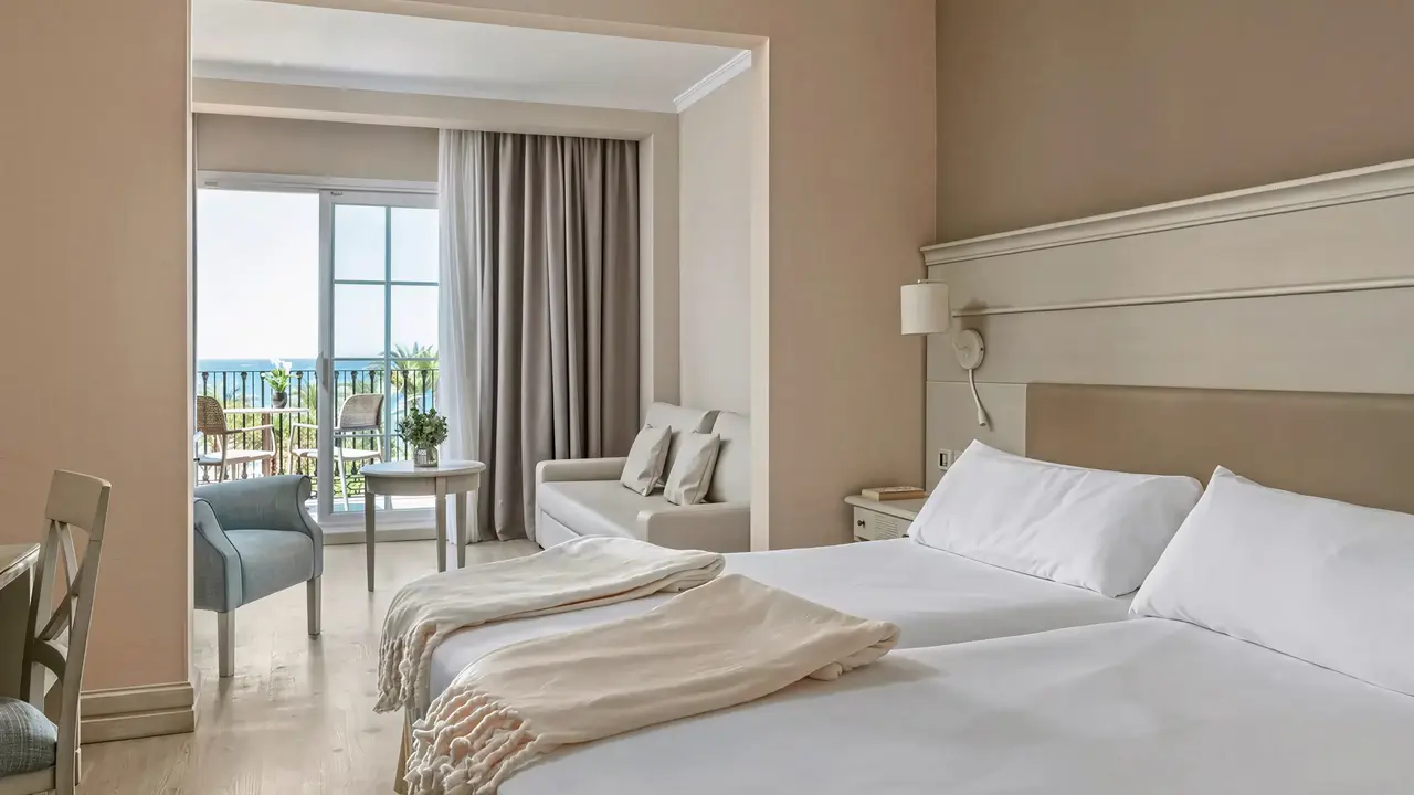 Przytulny pokój z łóżkami w Iberostar Waves Malaga Playa