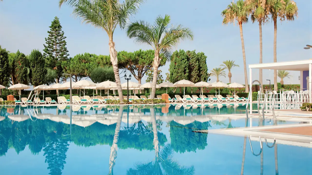 Basen z leżakami i parasolami w Iberostar Waves Malaga Playa