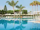 Basen z leżakami i parasolami w Iberostar Waves Malaga Playa