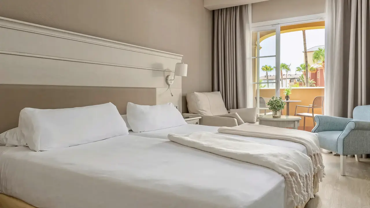 Sypialnia z łóżkiem w Iberostar Waves Malaga Playa