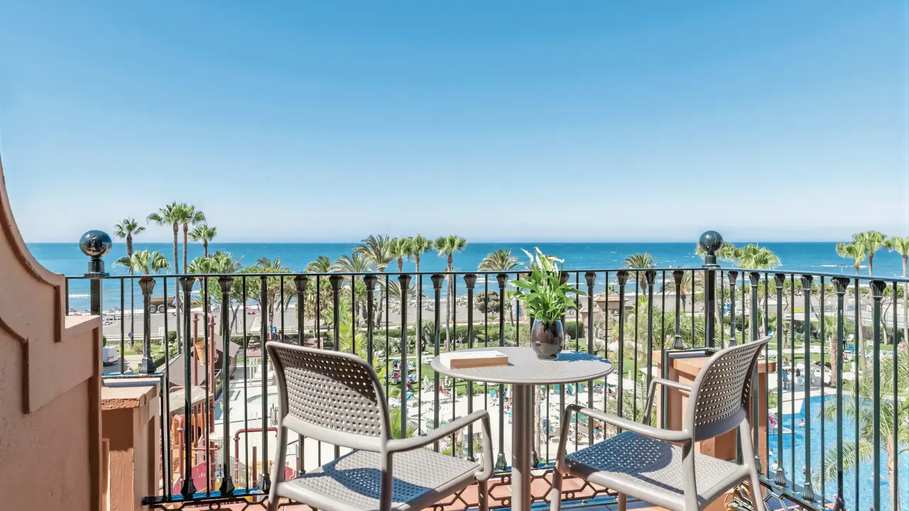 Balkon z widokiem na morze w Iberostar Waves Malaga Playa