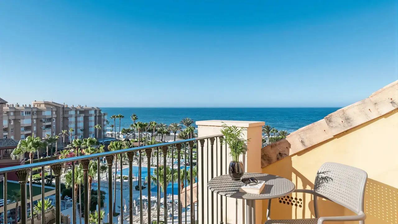 Balkon z widokiem na morze w Iberostar Waves Malaga Playa