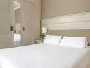 Sypialnia z dużym łóżkiem w Iberostar Waves Malaga Playa