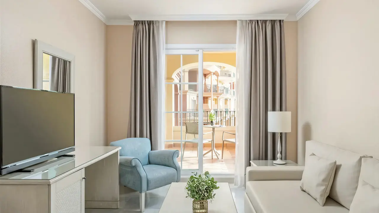 Wnętrze pokoju z salonem w Iberostar Waves Malaga Playa