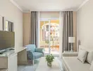 Wnętrze pokoju z salonem w Iberostar Waves Malaga Playa