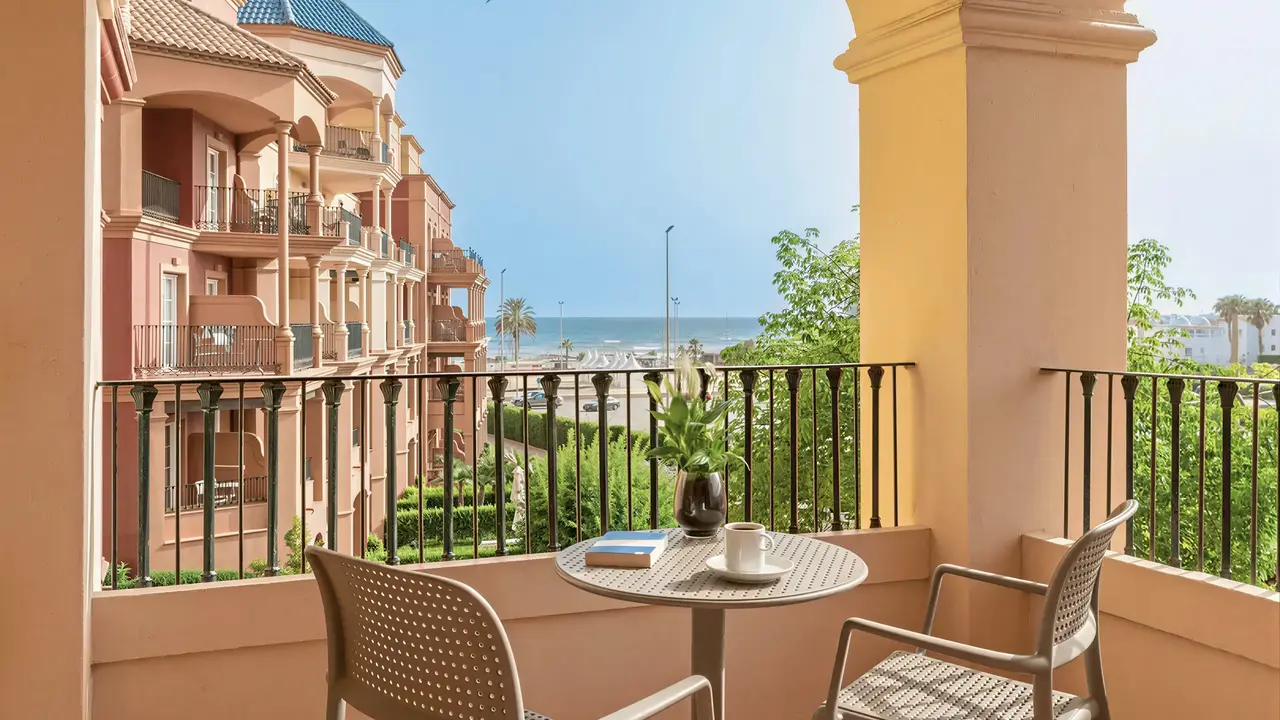 Balkon w Iberostar Waves Malaga Playa z widokiem na morze