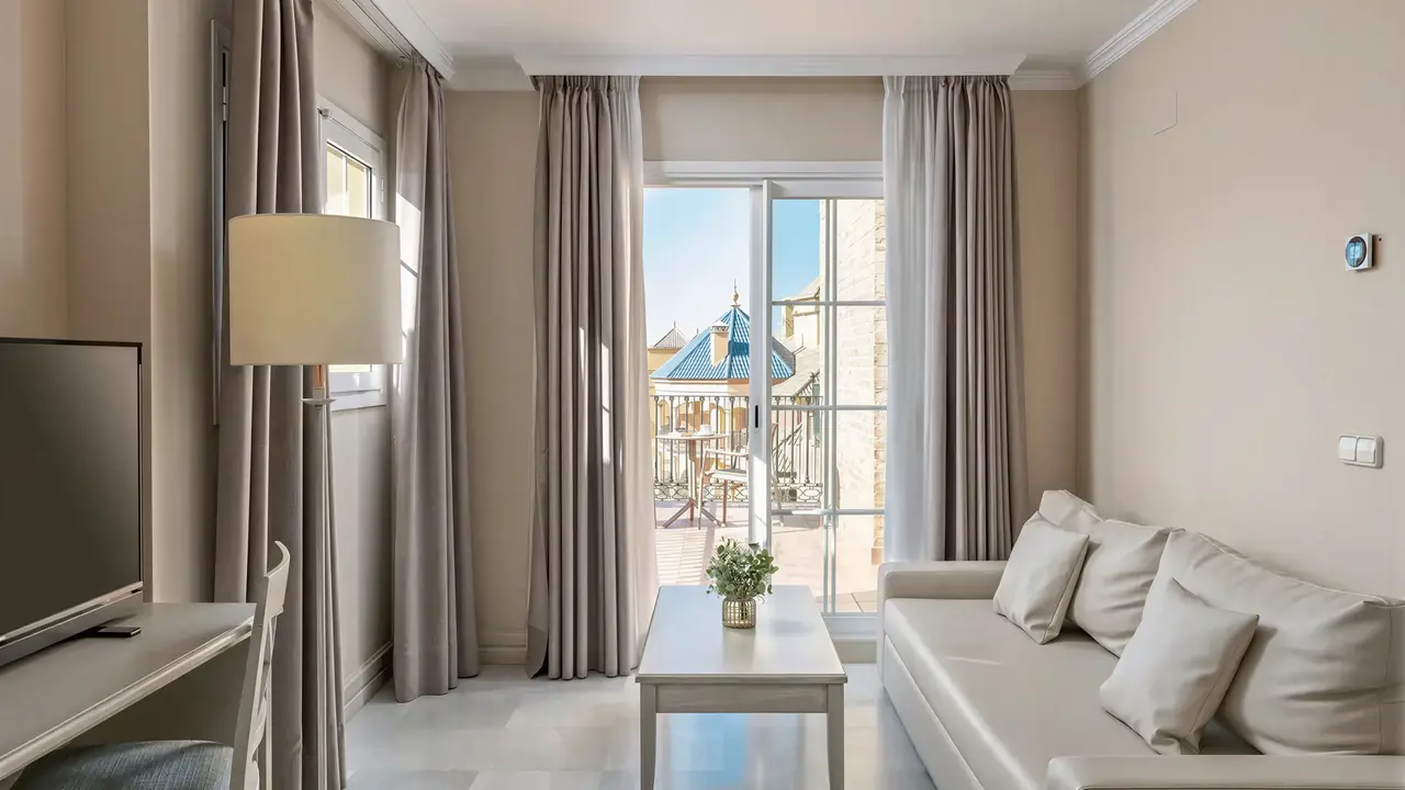 Nowoczesny salon w pokoju hotelowym Iberostar Waves Malaga Playa