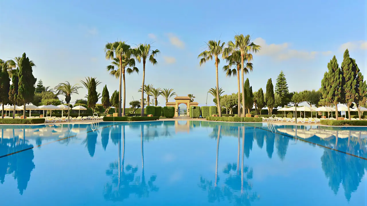 Basen w hotelu Iberostar Waves Malaga Playa z palmami