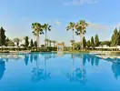 Basen w hotelu Iberostar Waves Malaga Playa z palmami