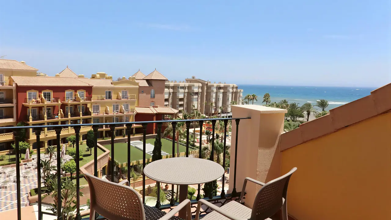 Balkon z widokiem na morze w Iberostar Waves Malaga Playa