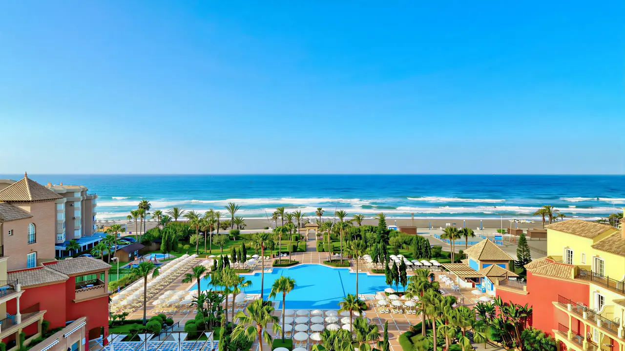 Widok na kompleks Iberostar Waves Malaga Playa z basenem i plażą