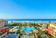 Widok na kompleks Iberostar Waves Malaga Playa z basenem i plażą