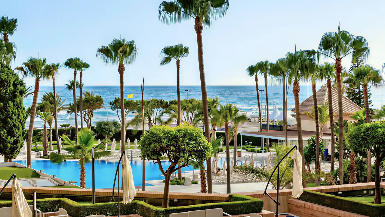 Widok na kompleks Iberostar Waves Malaga Playa z basenami i palmami
