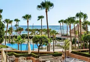Widok na kompleks Iberostar Waves Malaga Playa z basenami i palmami