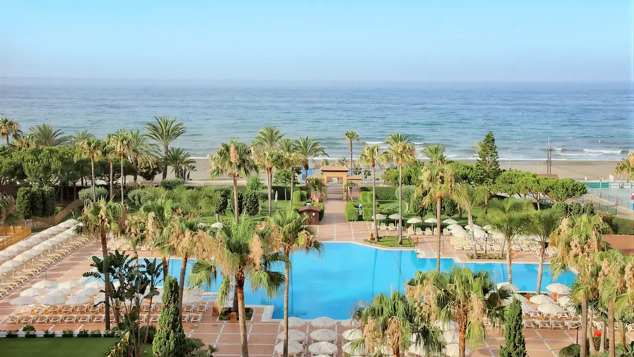Widok na kompleks Iberostar Waves Malaga Playa z basenem i plażą