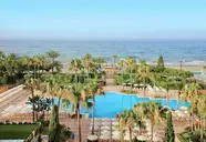 Widok na kompleks Iberostar Waves Malaga Playa z basenem i plażą