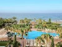 Widok na kompleks Iberostar Waves Malaga Playa z basenem i plażą