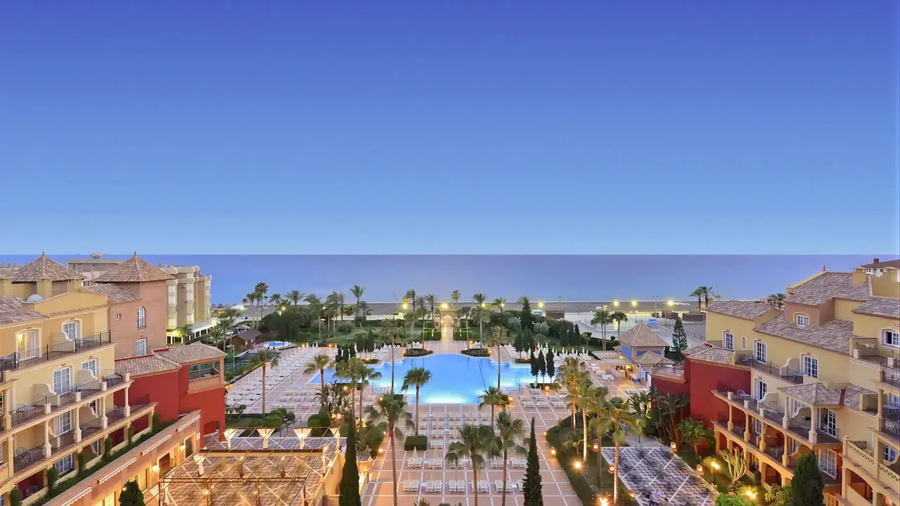 Widok na kompleks hotelowy Iberostar Waves Malaga Playa z basenem