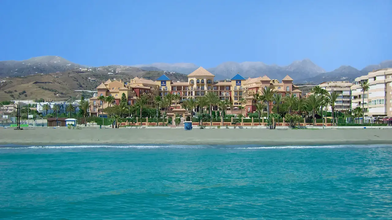 Widok na budynek Iberostar Waves Malaga Playa od strony morza
