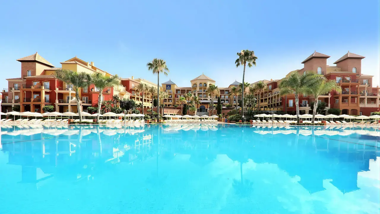 Duży basen w hotelu Iberostar Waves Malaga Playa