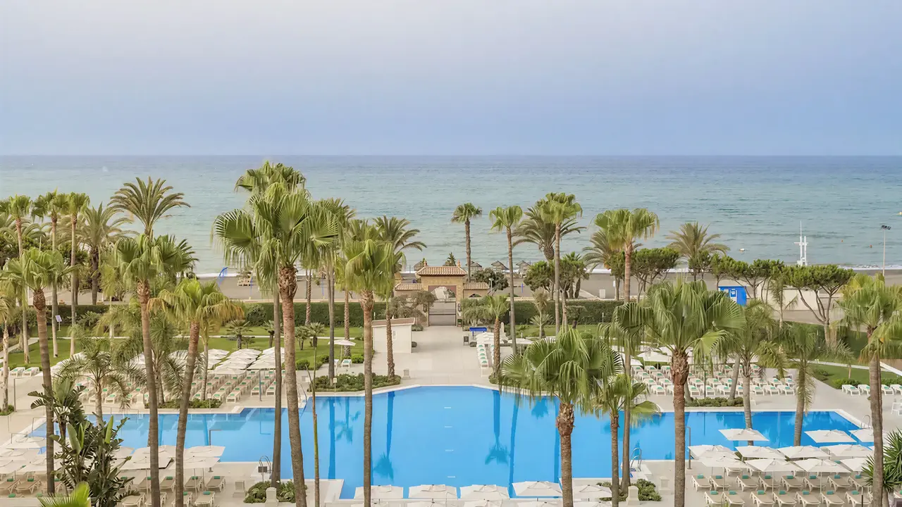 Widok na baseny i teren Iberostar Waves Malaga Playa
