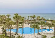 Widok na baseny i teren Iberostar Waves Malaga Playa