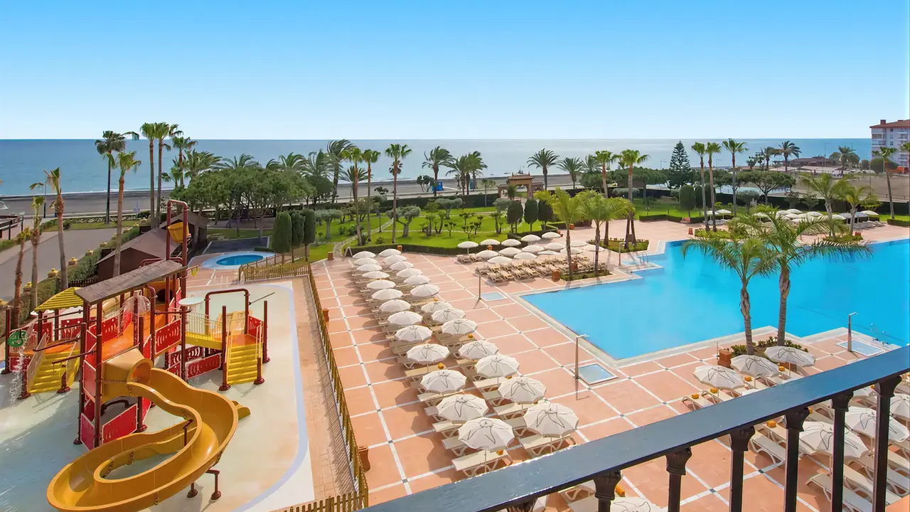 Zjeżdżalnie wodne i basen w Iberostar Waves Malaga Playa