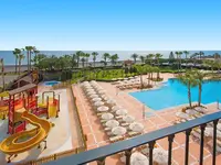 Zjeżdżalnie wodne i basen w Iberostar Waves Malaga Playa