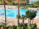Basen z leżakami i parasolami w Iberostar Waves Malaga Playa