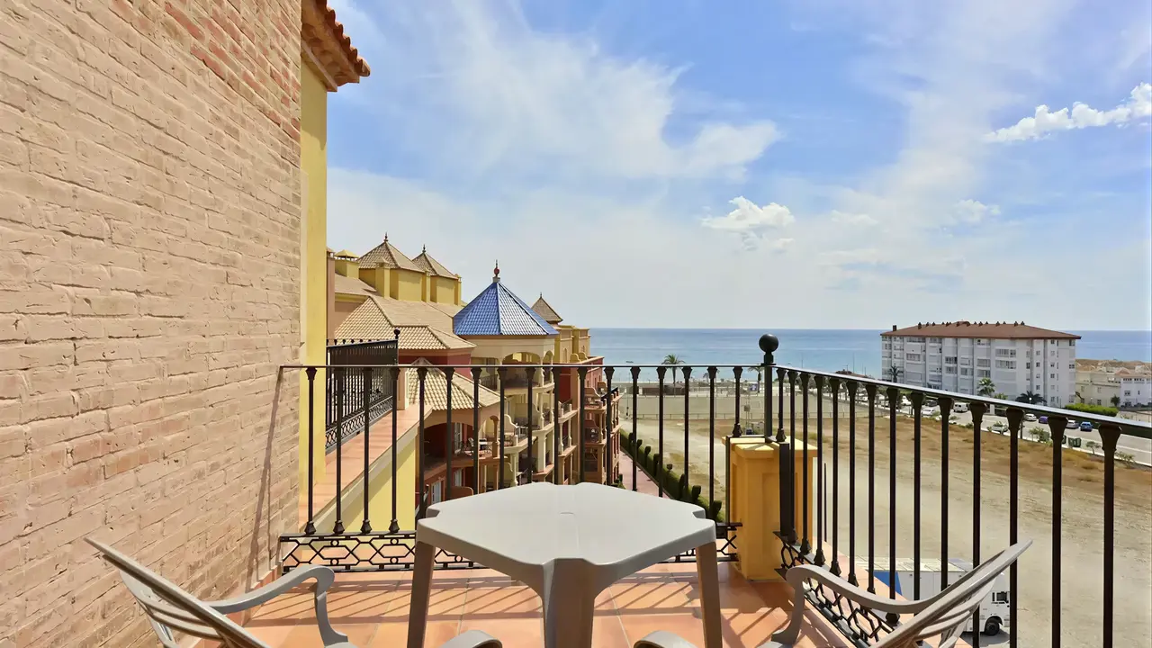 Balkon z widokiem na morze w Iberostar Waves Malaga Playa