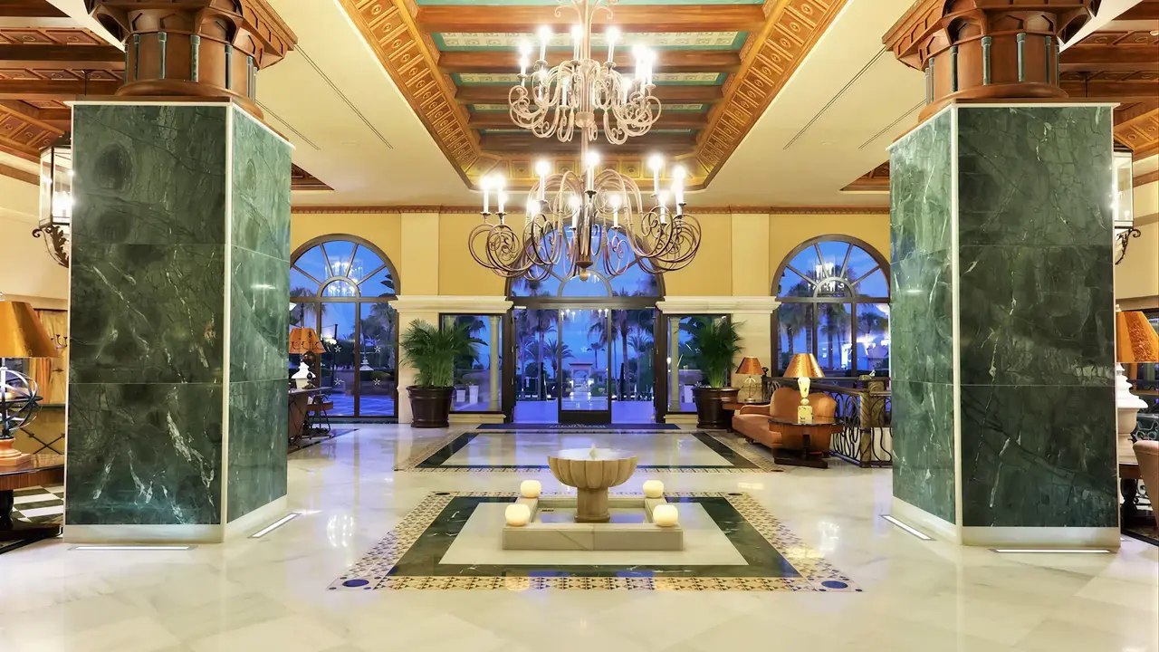 Luksusowe wnętrze lobby w Iberostar Waves Malaga Playa