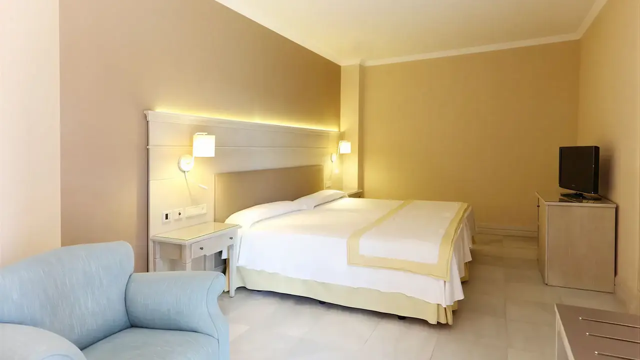 Pokój z podwójnym łóżkiem w Iberostar Waves Malaga Playa